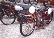 Jawa 250 z roku 1939 a Jawa 250 DIN z roku 1942 (foto z výstavy v NTM Praze 1999 k 70. letům Jawy)