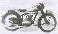 Jawa s pružením zadního kola a poznávací značkou, pod kterou byla během války tajně testována v běžném provozu