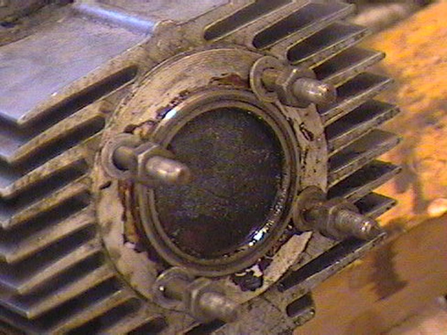 Pohled na píst po sundání hlavy, vrstva karbonu okolo 0,5mm
